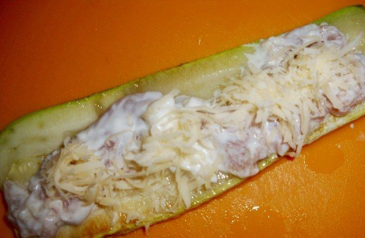 1. Этап. Рулетики из кабачков: На каждый слайс кабачка выложить кусочек курицы и посыпать натертым сыром.