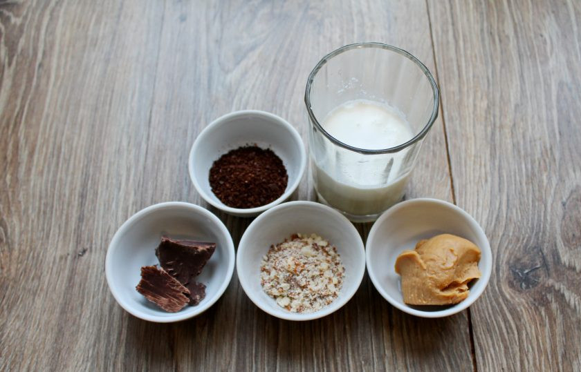 1. Этап. Кофе Сникерс: Подготовьте все необходимые ингредиенты для приготовления кофе 