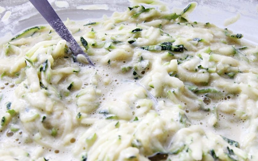 1. Этап. Оладьи из кабачка: 2. Яйца берите из холодильника, вбейте в кабачки, добавьте соль, сахар, ваниль, разрыхлитель, муку и смешайте все.