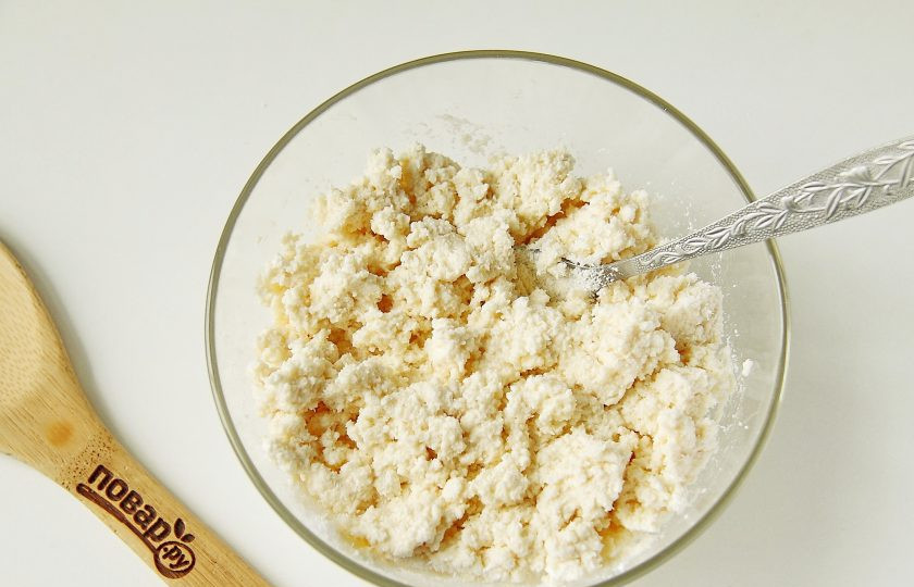 1. Этап. Сырники с кокосовой стружкой: Готовая творожная масса должна быть слегка липкой.