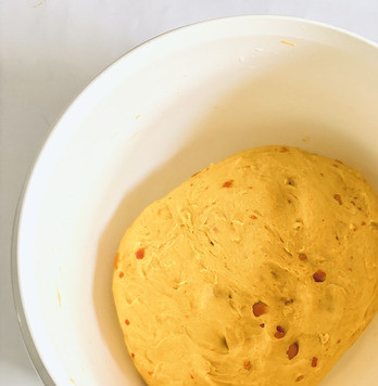 1. Этап. Тыквенный тостовый хлеб: Добавить тыквенное пюре в муку и перемешать все миксером (насадкой крюк) недолго на самом низком, затем на самом высоком уровне примерно 5 минут до гладкого теста. Накрыть тесто и дать ему подняться в теплом месте, пока оно заметно не вырастет.