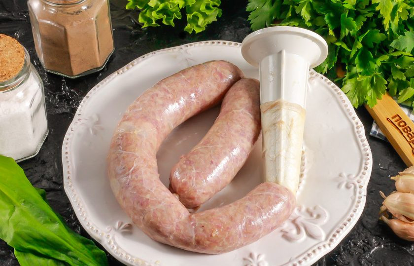 1. Этап. Колбаски от Джейми Оливера: Насадите промытую кишку на специальную насадку или на срезанное горлышко пластиковой бутылки. Завяжите конец кишки нитью и пробейте иголкой, чтобы выходил воздух. Наполните кишку фаршем, но не слишком плотно, чтобы она не лопнула при жарке. Зазоры с воздухом прокалывайте иголкой.