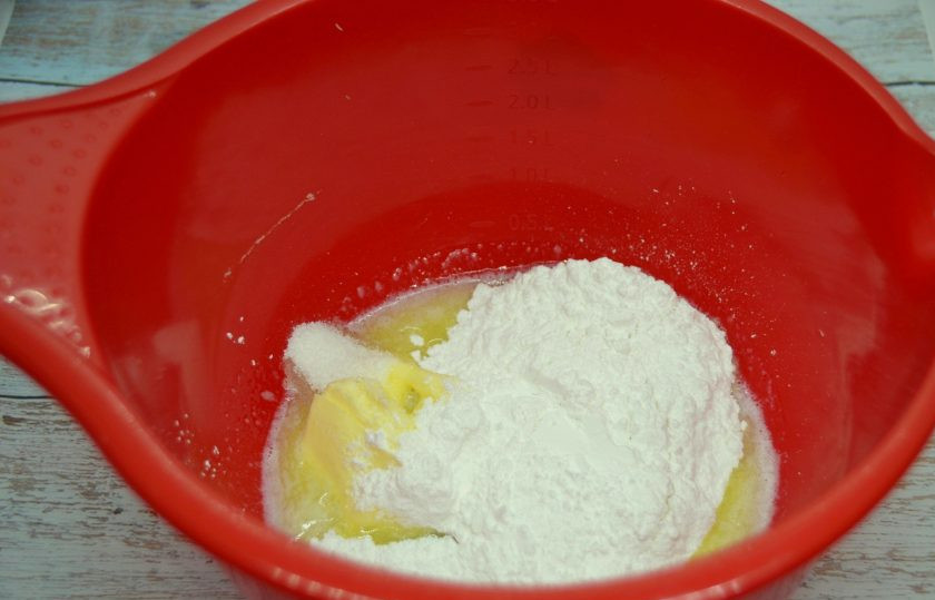 1. Этап. Московские хлебцы: Положите в емкость для взбивания размягченное сливочное масло, всыпьте сахарную пудру и ванильный сахар, щепотку соли, взбивайте на высокой скорости.