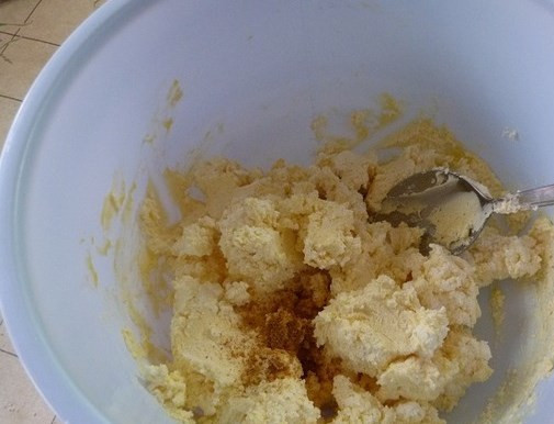 1. Этап. Творожная запеканка с зеленью: Добавляем паприку и перемешиваем. Паприка должна быть сладкой.