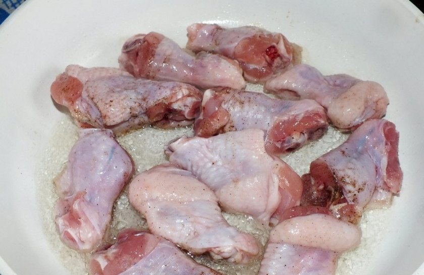 1. Этап. Крылышки в минералке на луковой подушке: Крылышки промойте. Оставьте их мариноваться на 1-2 часа в жидкости из минералки и приправ. Затем обжарьте курицу в масле до готовности, добавив соль и перец по вкусу.