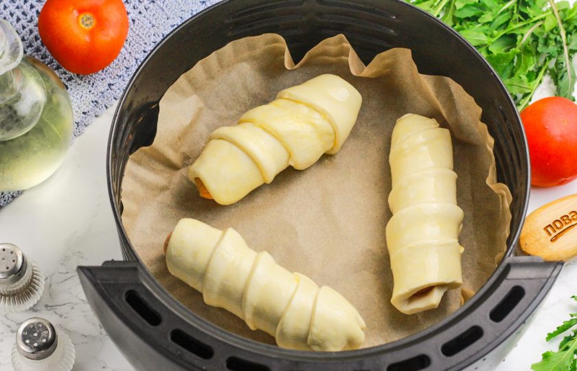 1. Этап. Сосиски в тесте в аэрогриле: Выложите их в чашу аэрогриля на равном расстоянии друг от друга.