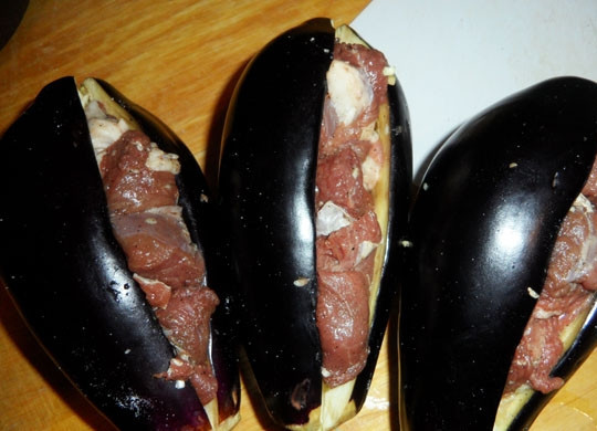1. Этап. Шашлык по-грузински: Мясо посолить, поперчить, дать немного настояться и начинить баклажаны.