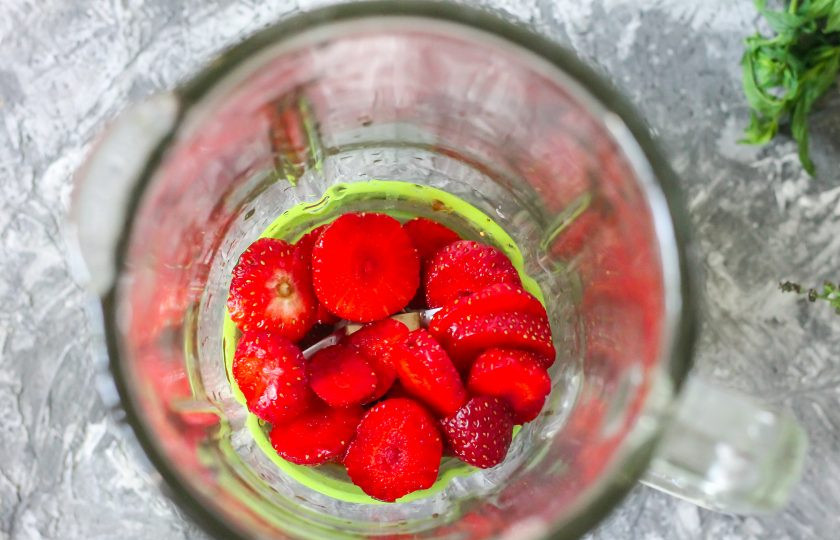 1. Этап. Шампанское с клубникой: Ягоды клубники очистите от хвостиков, тщательно промойте в воде и нарежьте в чашу блендера слайсами или кружочками.