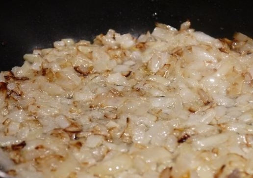 1. Этап. Вкусный борщ с говядиной: Разогреваем сковородку, вливаем масло и обжариваем до золотистости мелко нарезанный лук.