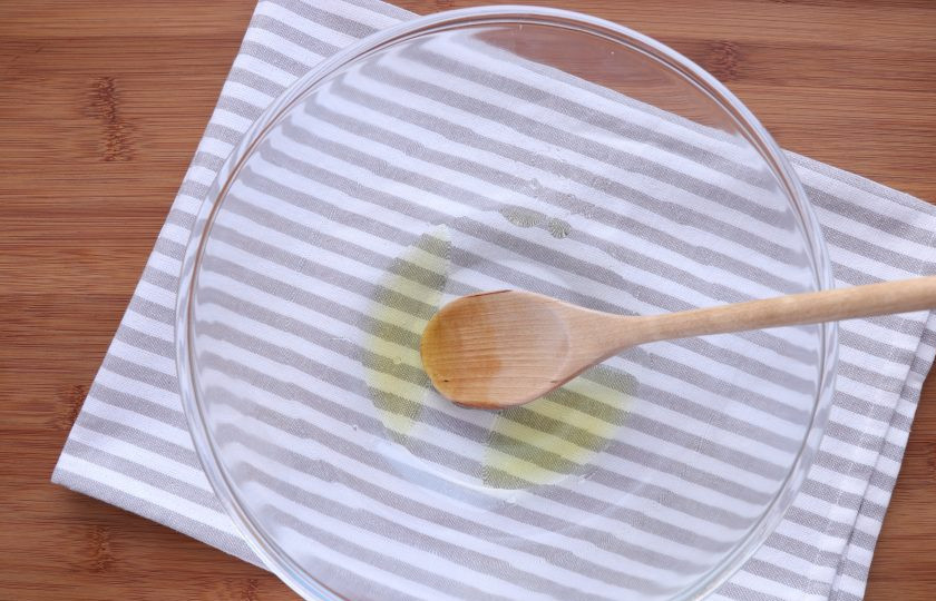 1. Этап. Вытяжное тесто для штруделя: В миске соедините воду, щепотку соли, уксус и растительное масло. Указанное в рецепте количество масла равняется 1 столовой ложке и еще половине чайной.