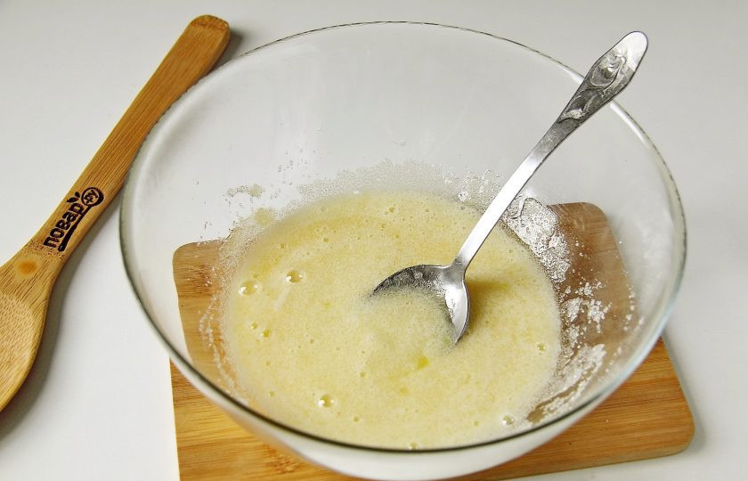 1. Этап. Пирог Пятиминутка: В глубокой миске взбейте яйцо и сахар.