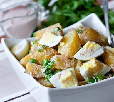 1. Этап. Салат из яиц и картофеля: Солим, перчим, поливаем заправкой и аккуратно перемешиваем. Охлаждаем и подаем на стол! Пальчик оближешь!:)