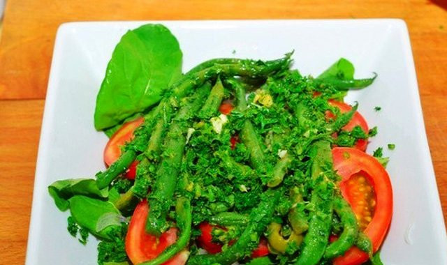 1. Этап. Нисуаз (классический рецепт): Порежьте полукольцами лук, перец полосками, а помидоры и отваренные яйца — крупными дольками. Смешайте в салатнике все ингредиенты, добавьте подготовленную заправку, сбрызните лимонным соком и подайте на стол.