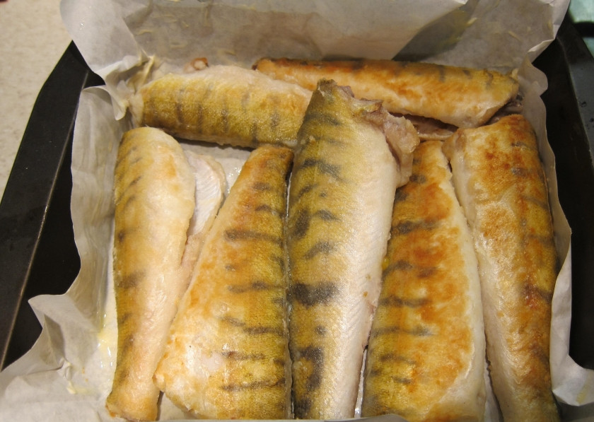 1. Этап. Судак в духовке под сметанным соусом: 7. Противень застилаю пергаментом, смазываю его сливочным маслом, выкладываю на него рыбу.