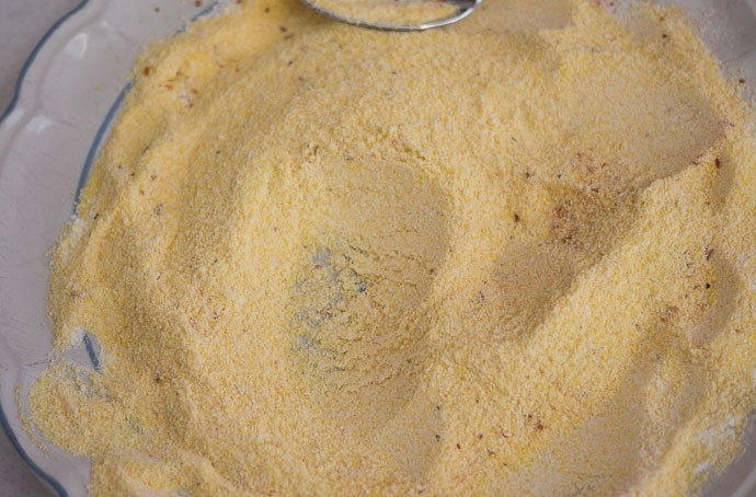 1. Этап. Тиляпия в кляре: Делаем кляр. Смешайте соль, кукурузную и пшеничную муку.