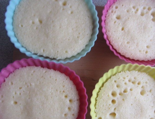 1. Этап. Творожный пудинг без выпечки: Разложите пудинг в формочки и поставьте в микроволновку, включенную на максимальную мощность на 3 минуты. Дайте пудингу пару минут отдохнуть не открывая дверцу, а затем включите микроволновку еще на 2 минуты. Готовый пудинг можно сразу подать на стол, либо охладить. Полейте готовое блюдо ягодным сиропом, и пудинг станет еще вкуснее.