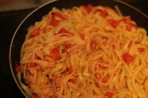 1. Этап. Паста со сливочным соусом: Добавьте на сковороду макароны, сверху залейте все сливками и тщательно перемешайте. Посолите и поперчите. Пасту держите на огне, не более 2-3 минут.