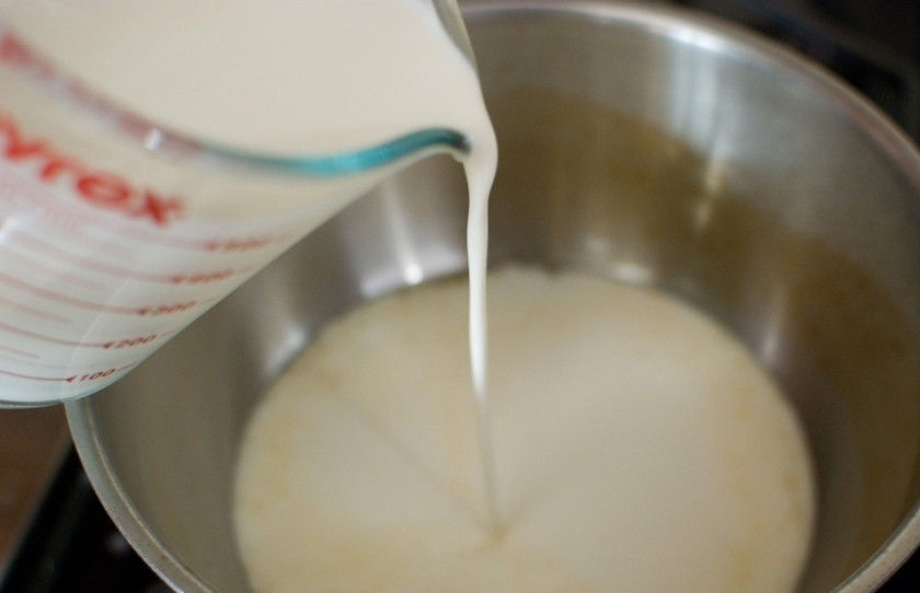 1. Этап. Тортеллини в сливочном соусе: Теперь можно добавить в кастрюльку сливки. Прогреваем смесь и, не доводя до кипения, снимаем с огня.