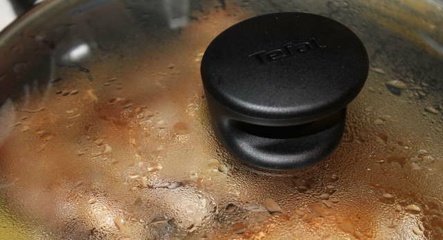 1. Этап. Бедро индейки на сковороде: На раскаленную сковороду наливаем масло. Бедро индейки выкладываем на сковородку и обжариваем на среднем огне с обеих сторон. Когда бедро подрумянится, накрываем сковороду крышкой. Готовим еще минут 40.