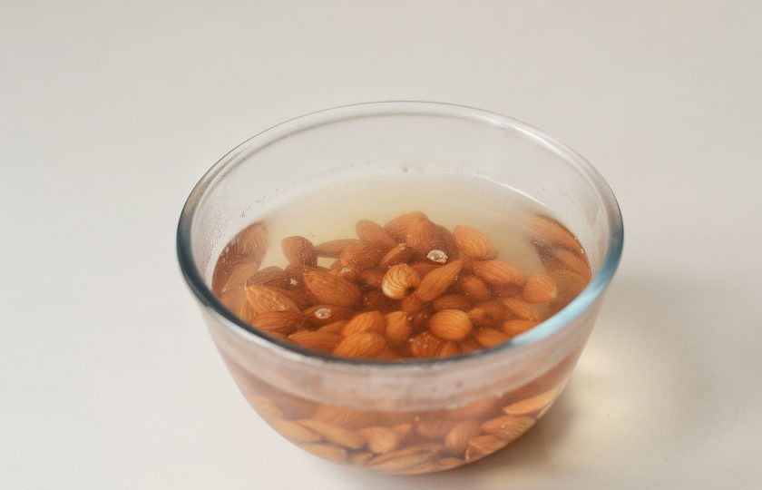 1. Этап. Миндальная рикотта: Миндаль залейте кипятком, оставьте на пару часов.