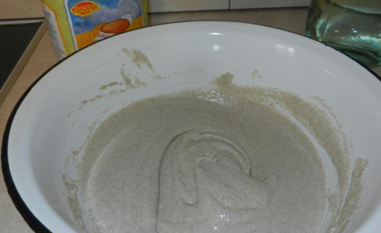 1. Этап. Белый квас без дрожжей: Муку нужно развести в воде, чтобы смесь была по консистенции похожа на сметану. Добавьте сахар, размешайте.