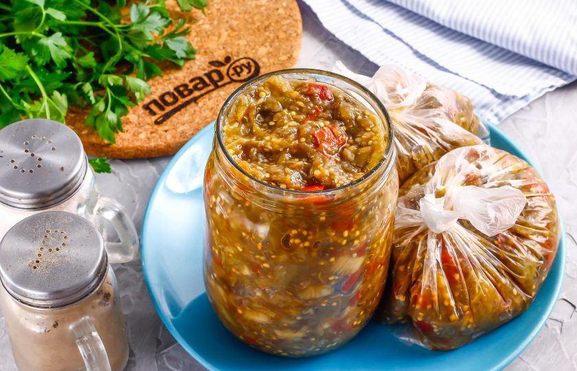 1. Этап. Баклажанная икра без уксуса: Ошпарьте банки и крышки кипятком, выложите в них кипящую икру. Можно заготовить икру и для морозилки, но в этом случае выкладывайте ее в пакет или контейнер охлажденной.