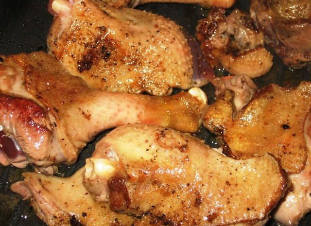 1. Этап. Жаркое из утки в духовке: 1. Утку нужно вымыть и нарезать средними порционными кусочками. Со всх сторон посолить, поперчить и натереь приправами по вкусу. Отличным вариантом в рецепт приготовления жаркого из утки в духовке станет сушеный базилик и укроп. Предварительно птицу лучше обжарить, чтобы мясо было сочнее. На сковороду налить немного масла (можно использовать также домашний жир) и выложить кусочки. Обжарить на сильном огне до аппетитной корочки.