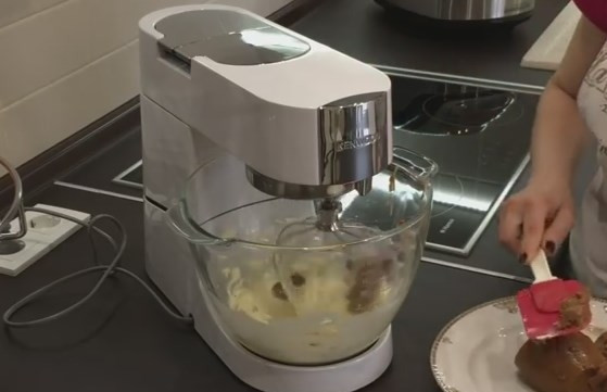 1. Этап. Домашний шоколадный торт Пеле: 6. Для приготовления крема взбейте мягкое сливочное масло до воздушного состояния. Затем частями добавляйте вареную сгущенку, пока они полностью не перемешаются.