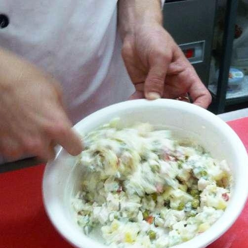 1. Этап. Салат Столичный: Хорошенько перемешиваем.