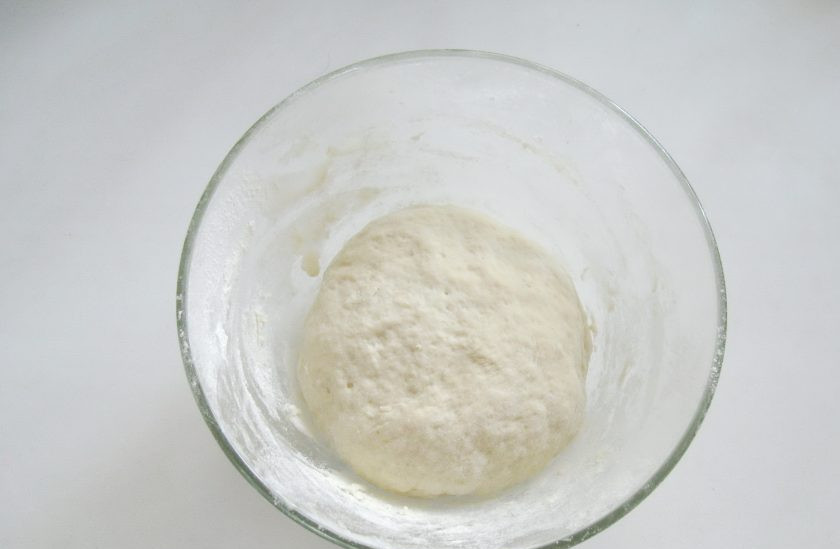 1. Этап. Жареные пирожки со сливовым джемом: Замесите мягкое, эластичное тесто.