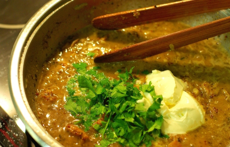 1. Этап. Тушеные ножки кролика: Затем добавляем сметану и мелко нарубленную зелень, все хорошенько перемешиваем. Убираем огонь.