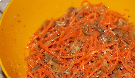 1. Этап. Мясное хе (оригинальный рецепт): Смешиваем морковь и мясо. Блюдо готово, осталось лишь настоять его в холодильнике от 2 часов до суток. Приятного аппетита!