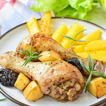 Курица с айвой и черносливом