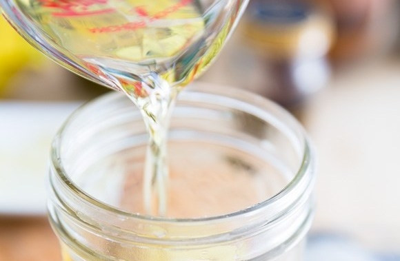 1. Этап. Соус для Цезаря в домашних условиях: Затем влейте масло.