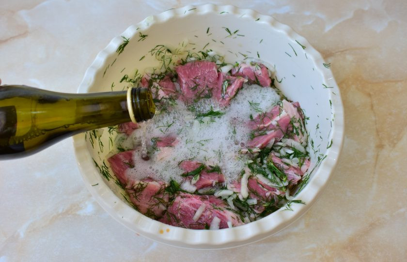 1. Этап. Шашлык в шампанском: Залейте мясо шампанским и перемешайте. Накройте чашу пищевой пленкой и оставьте мариноваться на 2-3 часа.