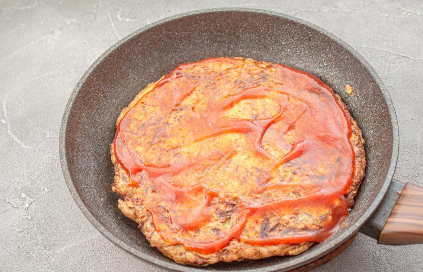 1. Этап. Пицца из кабачков без муки на сковороде: Смажьте томатным соусом.