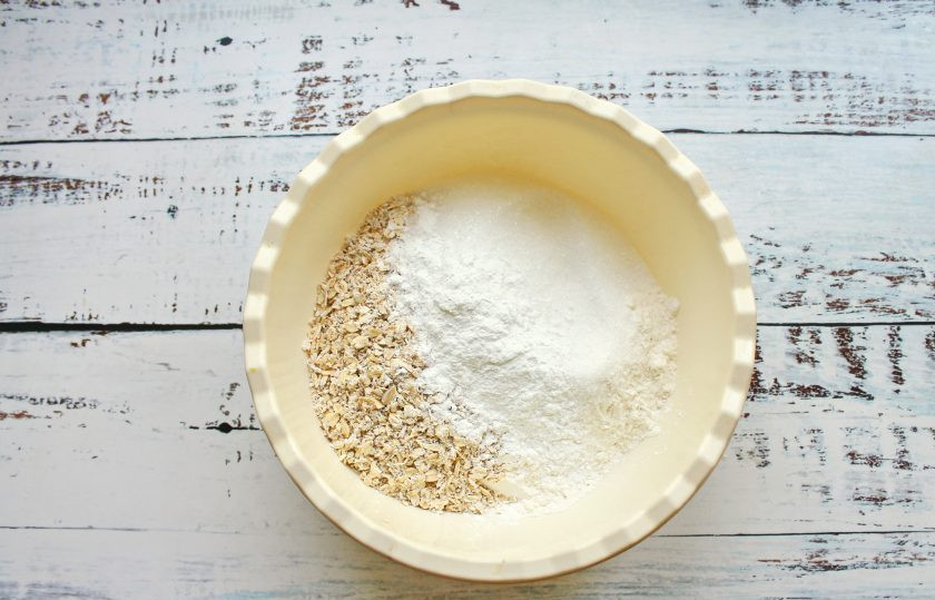 1. Этап. Овсяное печенье Анне Вески: В миску насыпьте овсяные хлопья, сахар, просейте муку и добавьте смешанную соду с лимонной кислотой. Все хорошо перемешайте.