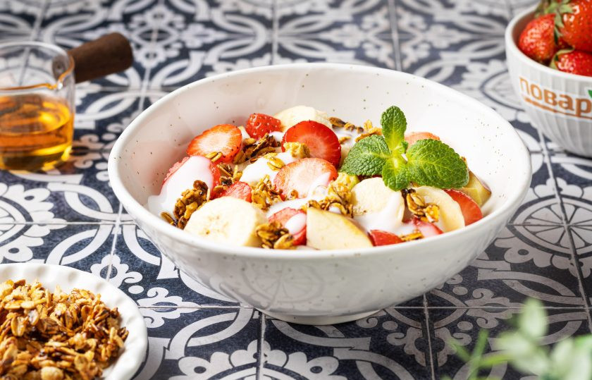 1. Этап. Фруктово-ягодный салат с йогуртом: Сверху полейте оставшимся йогуртом, добавьте сироп топинамбура и гранолу по вкусу. Приятного вам аппетита!
