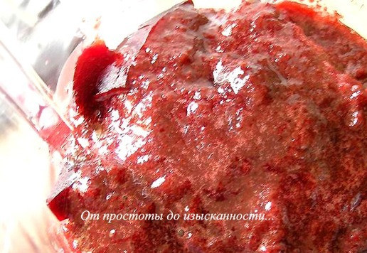 1. Этап. Гаспачо со свеклой и вишней: Влейте подготовленное вишневое пюре.