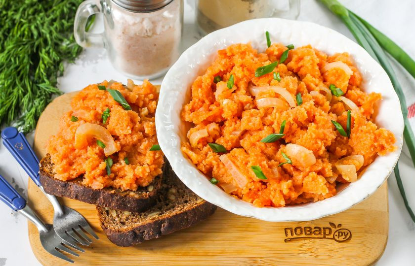 1. Этап. Икра из манки на селедочном рассоле: Подайте ложную икру из манки на селедочном рассоле к столу вместе с черным или ржаным хлебом, присыпав измельченным зеленым луком или свежей зеленью.