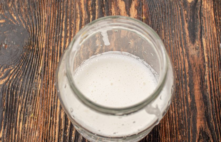 1. Этап. Майонез без молока и яиц: Взбейте до появления пены.