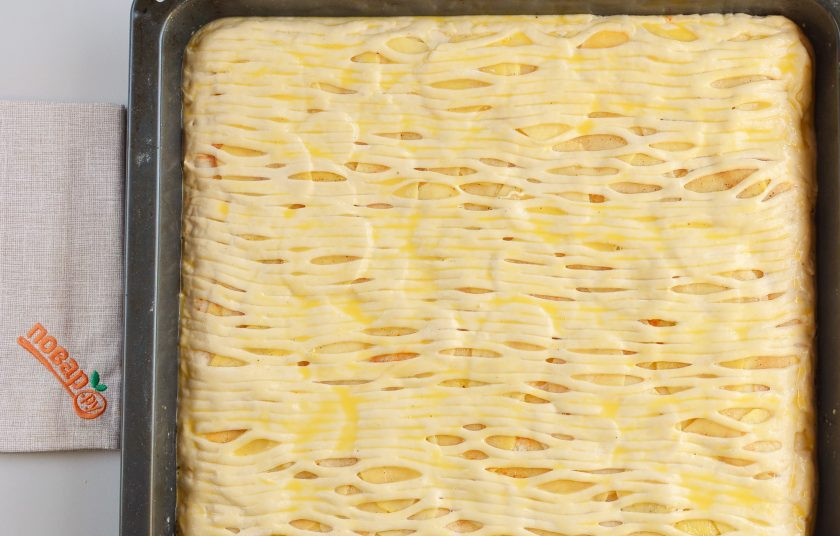 1. Этап. Пирог с картошкой: Разогрейте духовку до 200 градусов. Смазывать пирог или нет решайте сами, я иногда ничем не смазываю, а варианты есть такие: желток, белок, молоко. Я смазала сегодня желтком и отправила пирог в духовку на 45 минут.