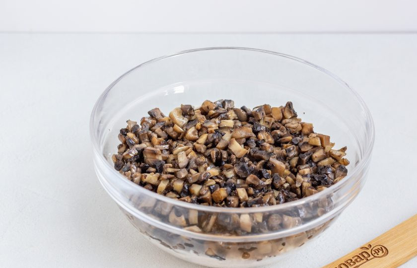 1. Этап. Салат Кучерявый: Грибы мелко нарежьте, обжарьте на сливочном масле 3-4 минуты, немного подсолите. Остудите и выложите вторым слоем салата. Этот слой можно оставить без майонеза, на ваш вкус.