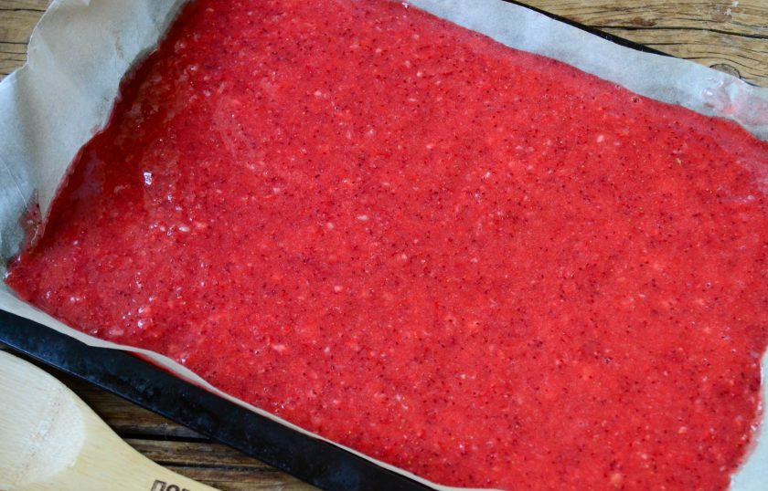 1. Этап. Клубничная пастила: Противень застелите пергаментом. Вылейте туда клубничное пюре слоем 7-10 мм. Духовку включите на минимальную температуру, противень поставьте на максимальную высоту в духовке и сушите пастилу при открытой дверце духовки 3-5 часов. Если у вас есть сушилка, то процесс будет намного проще и быстрее, но и духовка прекрасно подойдет. Главное, чтобы пастила именно сушилась, а не пеклась, потому температура должна быть очень низкой.