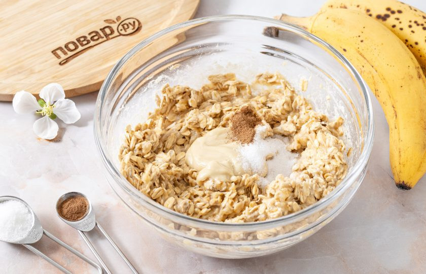 1. Этап. Протеиновое печенье без сахара: Затем добавьте арахисовую пасту, молотую корицу и заменитель сахара. Перемешайте.