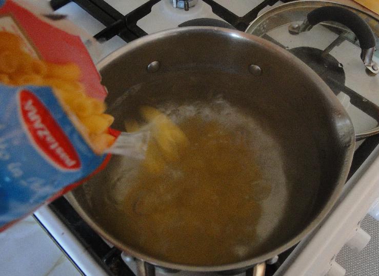 1. Этап. Гарнир к бефстроганов: 1. Для приготовления блюда берем макаронные изделия. В нашем случае - это рожки. Кипятим воду, солим ее и бросаем наши макароны.