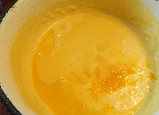 1. Этап. Лимонно-маковые блины: 6. С помощью миксера перемешиваем тесто и добавляем сок и цедру лимона, и растопленное сливочное масло.