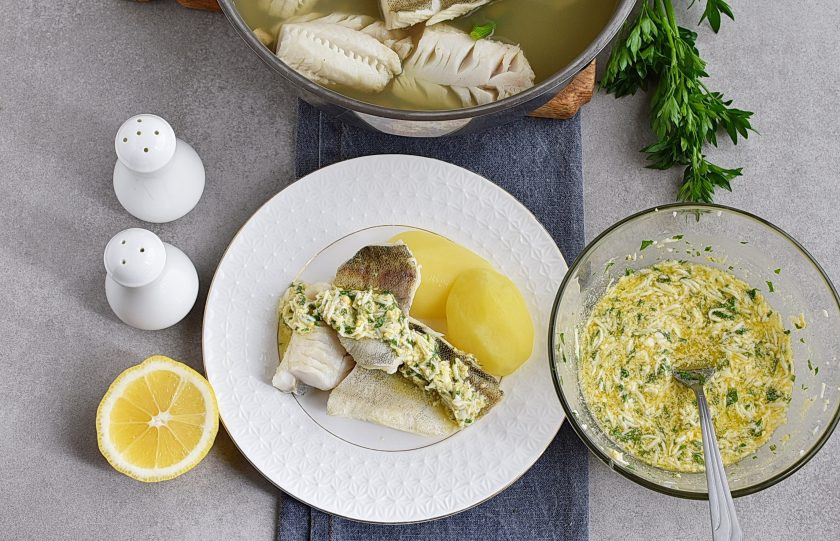 1. Этап. Треска по-польски: Горячую рыбу извлеките шумовкой и разложите по подогретым тарелкам. Гарнируйте отварным картофелем и лимоном, залейте соусом и украсьте зеленью.