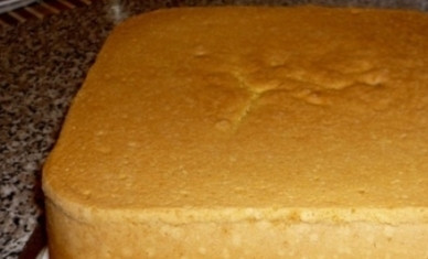 1. Этап. Торт Подарок: И выпекаем бисквит в разогретой до 180 градусов духовке минут 25.