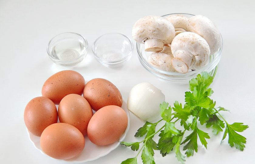 1. Этап. Яичница с грибами: 1. Подготовьте все необходимые ингредиенты.